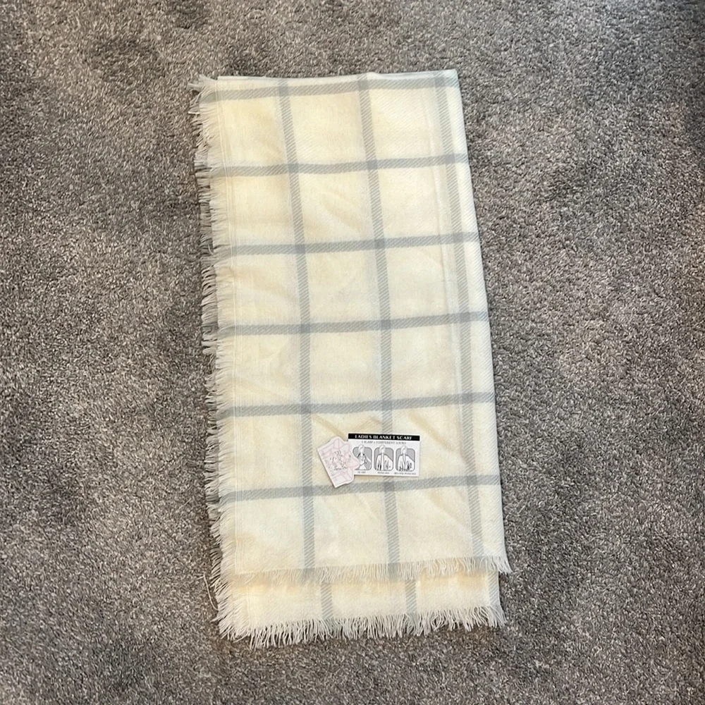 NWOT Plaid Knit Blanket Scarves